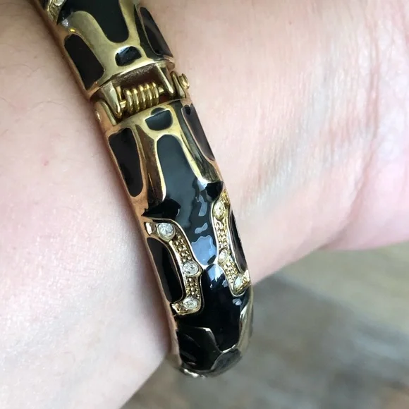 Black and Gold clasp Bracelet - Picture 7 of 10